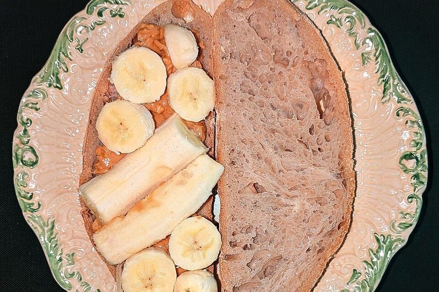 Banan z masłem orzechowym — zdjęcie poglądowe
