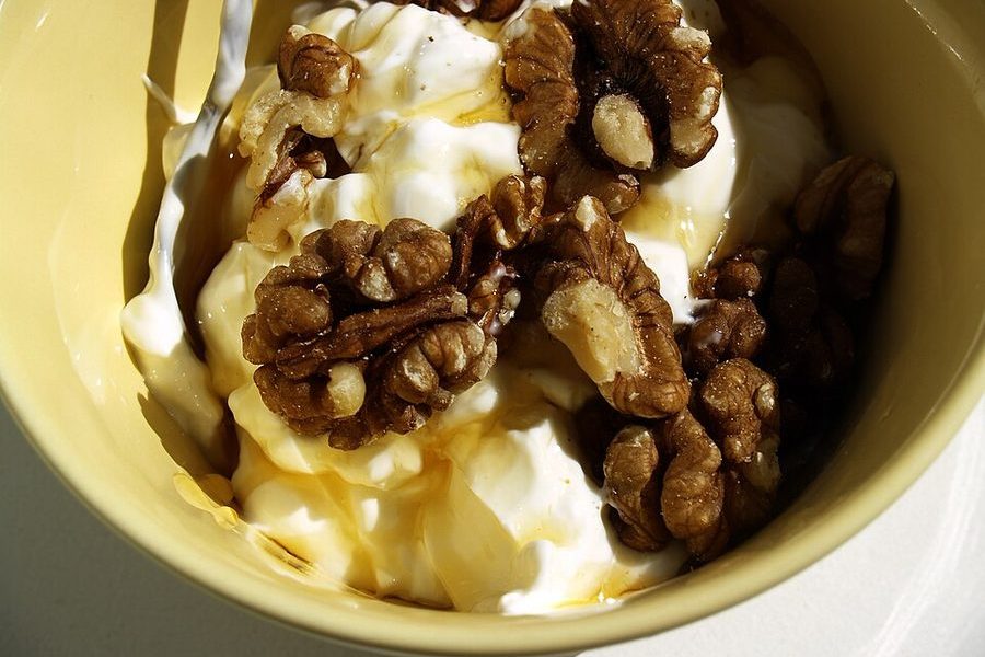 Jogurt naturalny z orzechami — zdjęcie poglądowe