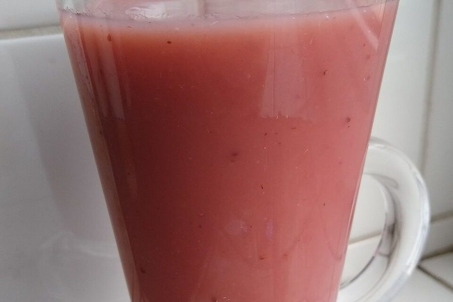 Koktajl bananowo-truskawkowy — zdjęcie poglądowe