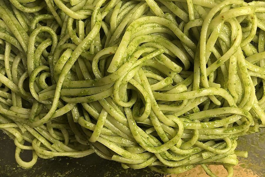 Makaron z pesto i kurczakiem — zdjęcie poglądowe
