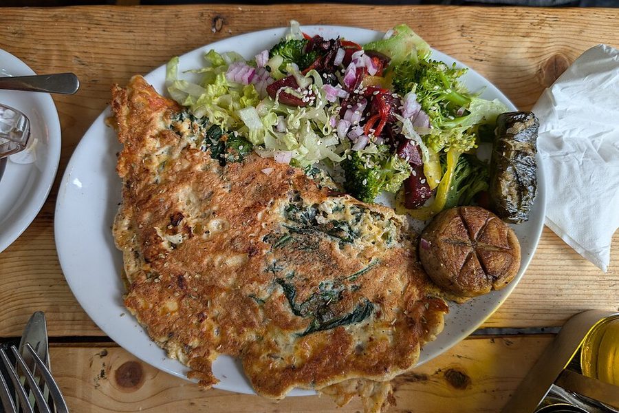 Omlet ze szpinakiem i fetą — zdjęcie poglądowe