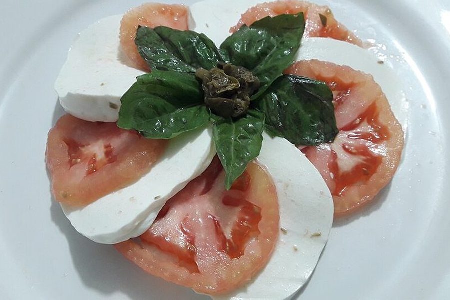 Sałatka caprese z mozzarellą — zdjęcie poglądowe