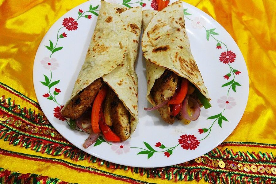 Tortilla z kurczakiem i warzywami — zdjęcie poglądowe