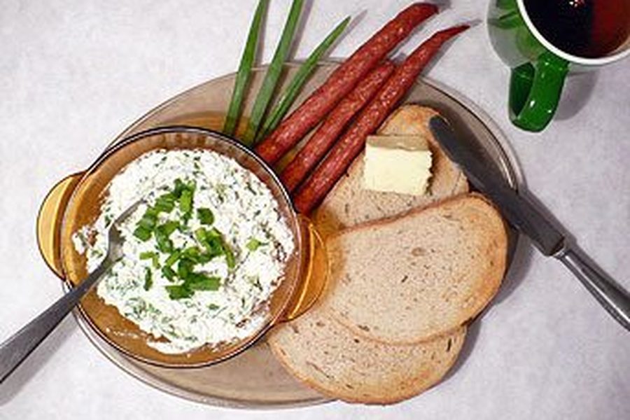 Twarożek ze szczypiorkiem i pieczywem — zdjęcie poglądowe