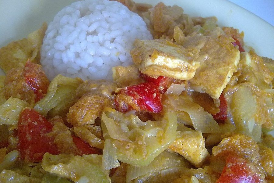 Warzywa pieczone z tofu — zdjęcie poglądowe
